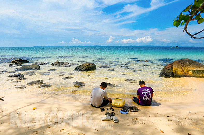 Đây là bãi biển hoang sơ đang hot ở Phú Quốc của Kiên Giang, lặn biển &quot;nhân sâm biển&quot; nướng ngay trên bờ cát - Ảnh 9.