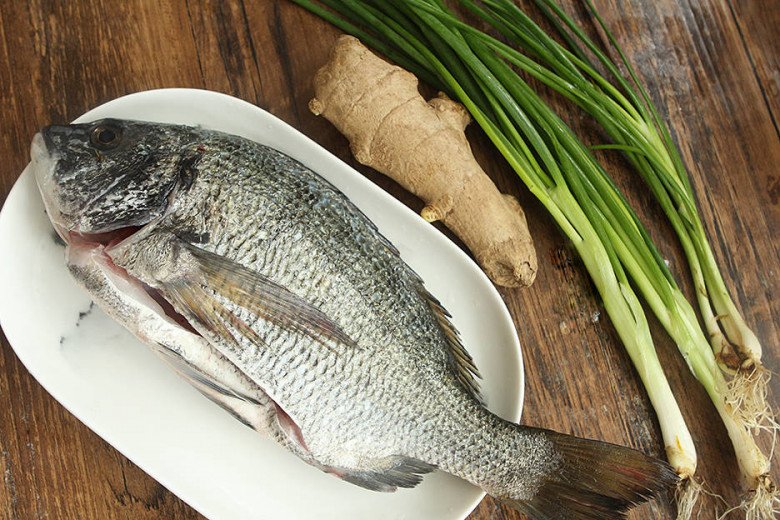 Loại cá có giá bình dân lại ít xương nhiều thịt bổ dưỡng, đem hấp ăn rất hợp ngày hè - Ảnh 1.
