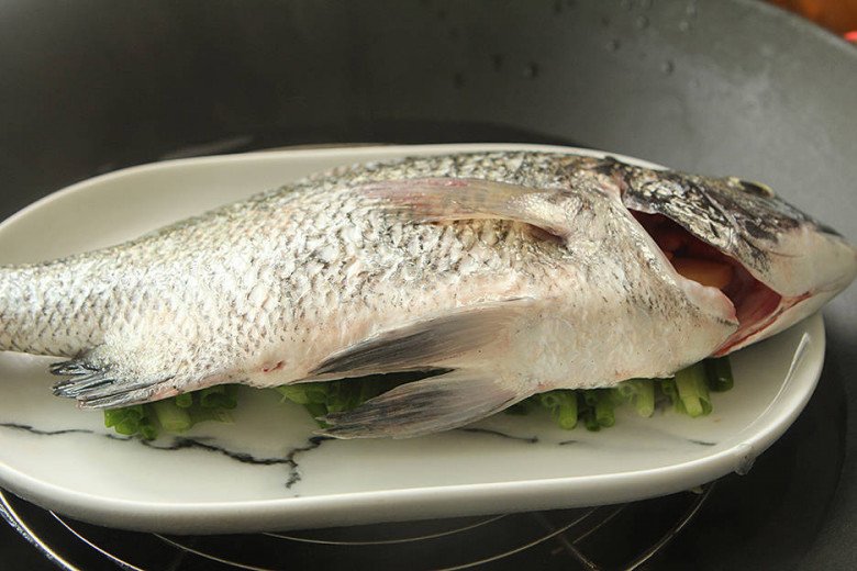 Loại cá có giá bình dân lại ít xương nhiều thịt bổ dưỡng, đem hấp ăn rất hợp ngày hè - Ảnh 4.
