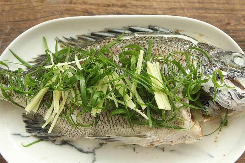 Loại cá có giá bình dân lại ít xương nhiều thịt bổ dưỡng, đem hấp ăn rất hợp ngày hè - Ảnh 5.