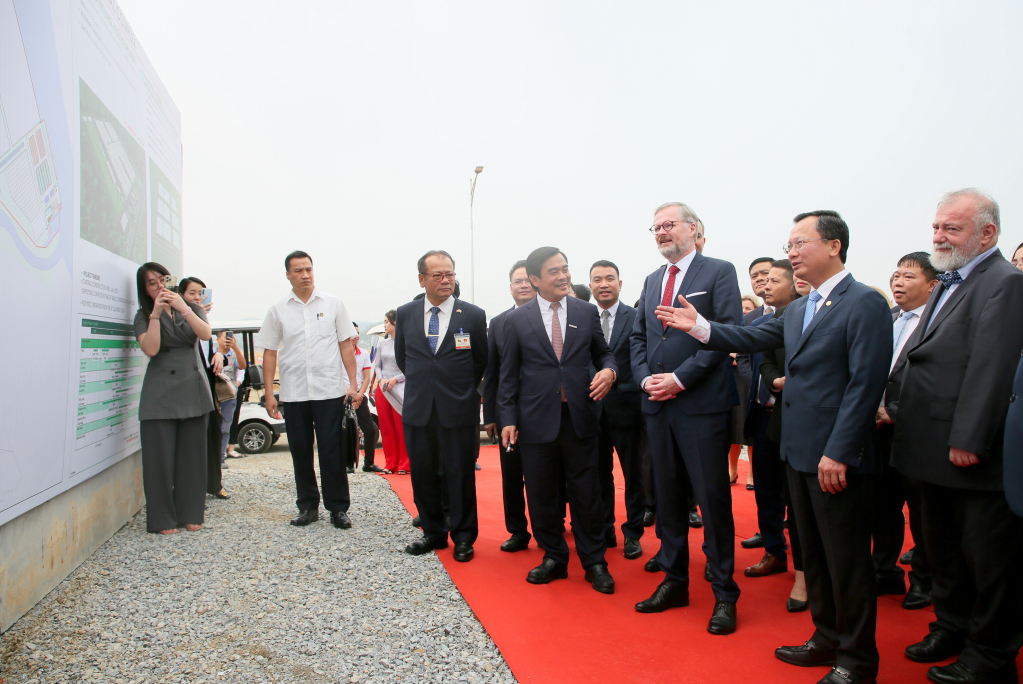 Thủ tướng Cộng hòa Séc thăm dự án nhà máy sản xuất, lắp ráp ô tô Škoda ở Quảng Ninh - Ảnh 2.