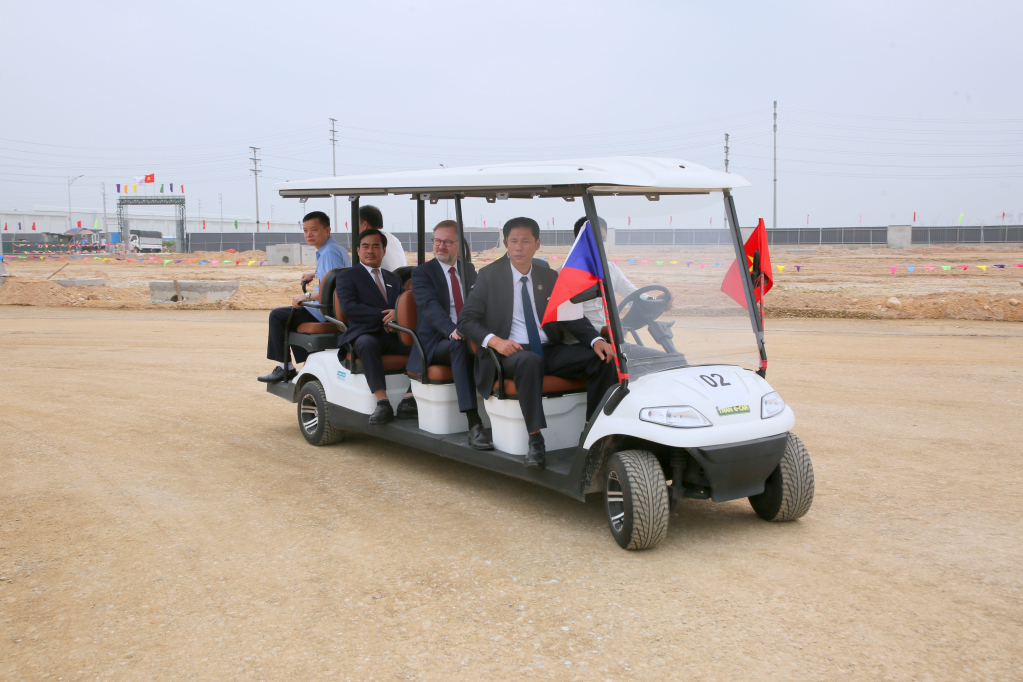 Thủ tướng Cộng hòa Séc thăm dự án nhà máy sản xuất, lắp ráp ô tô Škoda ở Quảng Ninh - Ảnh 3.