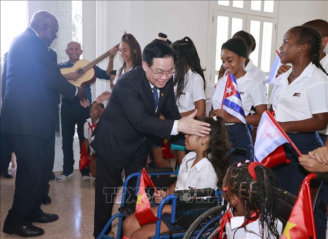 Chủ tịch Quốc hội Vương Đình Huệ thăm Trường phổ thông đặc biệt Hữu nghị Cuba - Việt Nam - Ảnh 1.