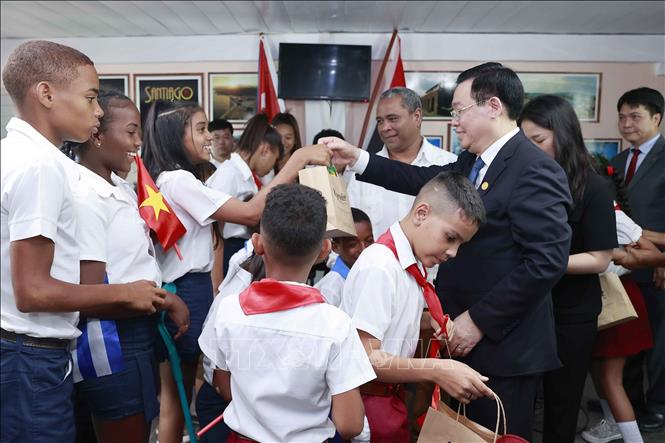Chủ tịch Quốc hội Vương Đình Huệ thăm Trường phổ thông đặc biệt Hữu nghị Cuba - Việt Nam - Ảnh 7.