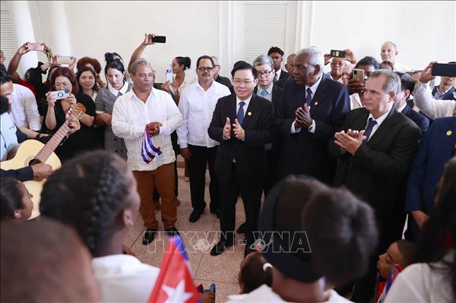 Chủ tịch Quốc hội Vương Đình Huệ thăm Trường phổ thông đặc biệt Hữu nghị Cuba - Việt Nam - Ảnh 3.