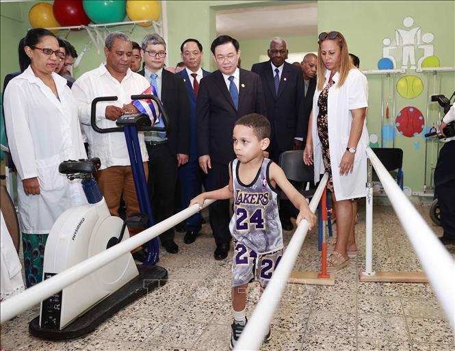 Chủ tịch Quốc hội Vương Đình Huệ thăm Trường phổ thông đặc biệt Hữu nghị Cuba - Việt Nam - Ảnh 4.