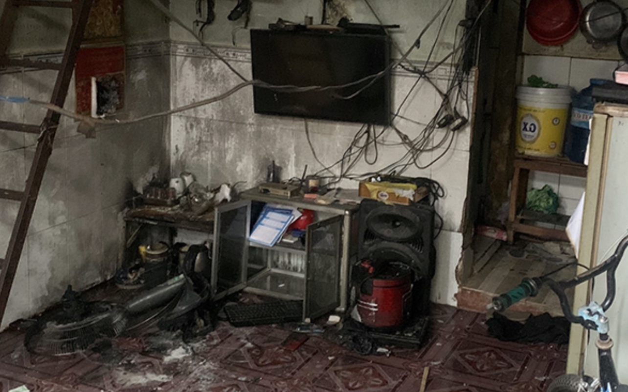 Kẻ thủ ác đổ xăng đốt nhà trọ giữa đêm, 3 người trong 1 gia đình bị bỏng nặng