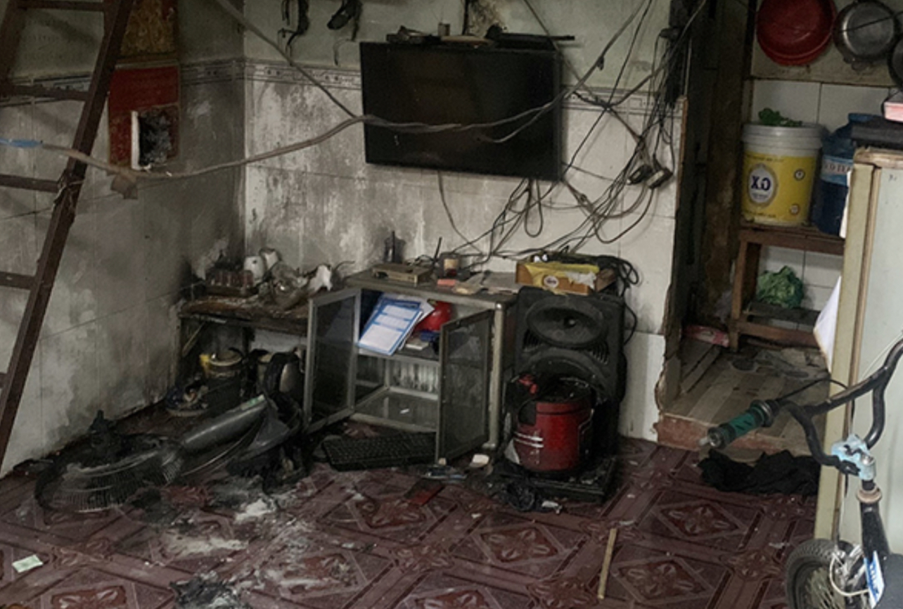 Kẻ thủ ác đổ xăng đốt nhà trọ giữa đêm, 3 người trong 1 gia đình ở Đồng Nai bị bỏng nặng - Ảnh 1.