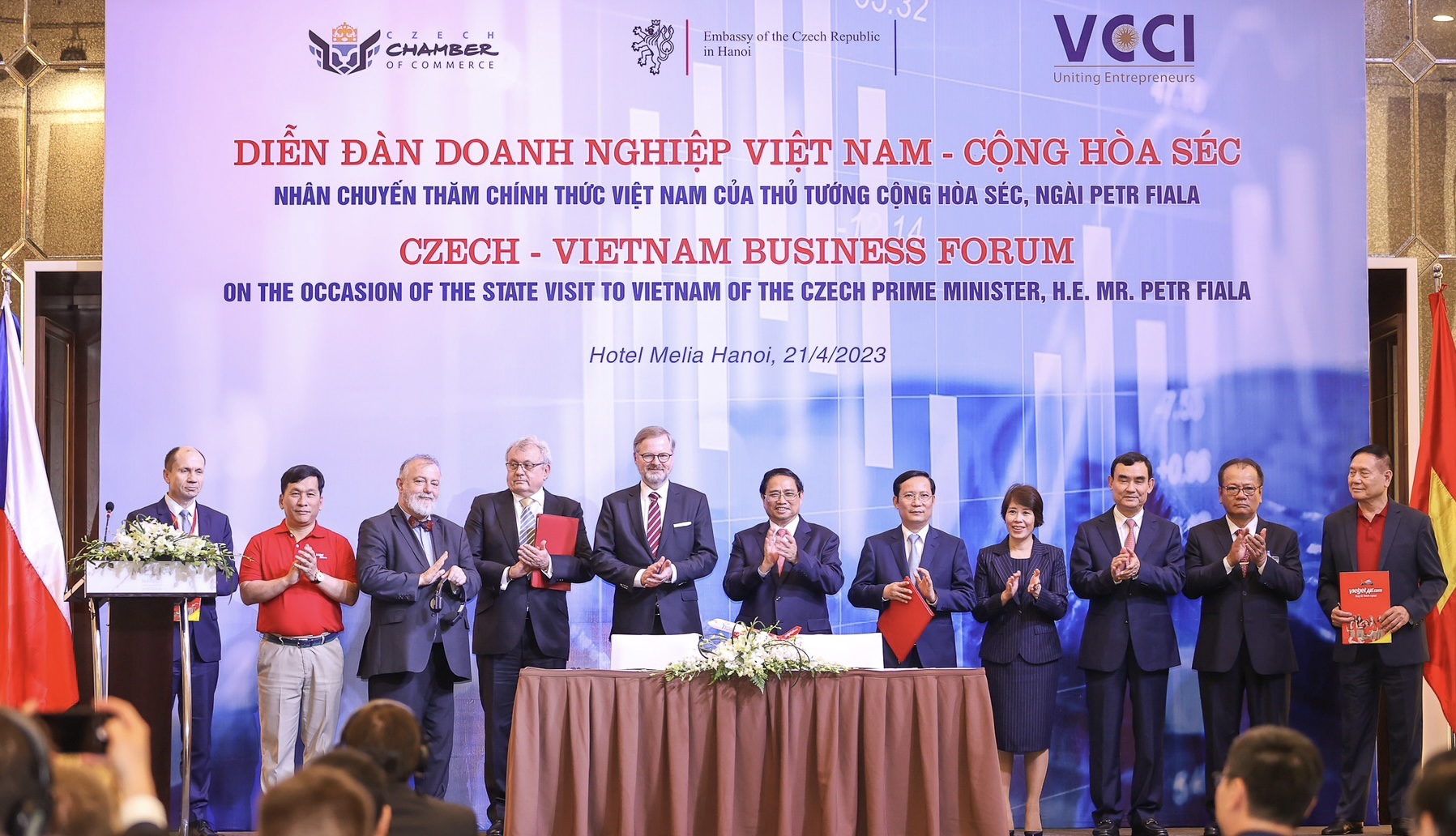 Vietjet ký thoả thuận hợp tác cùng trường bay F Air trước sự chứng kiến của Thủ tướng hai nước Việt Nam - Séc - Ảnh 2.
