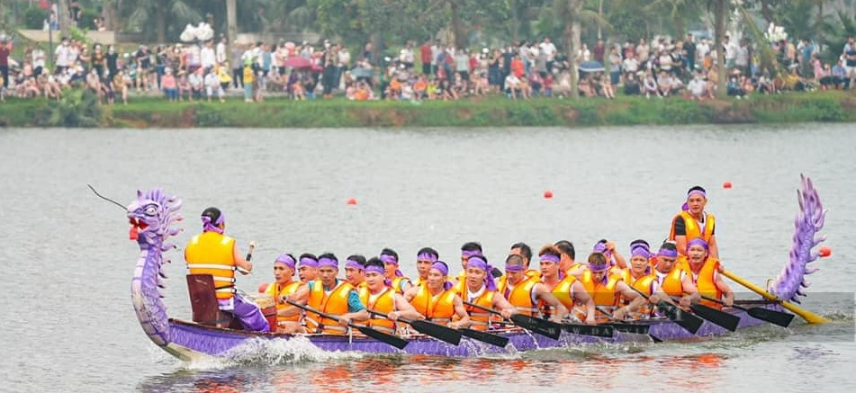 Người dân vây kín hồ Văn Lang xem gần 300 tay chèo đua tài bơi chải dịp Giỗ Tổ Hùng Vương- Ảnh 3.