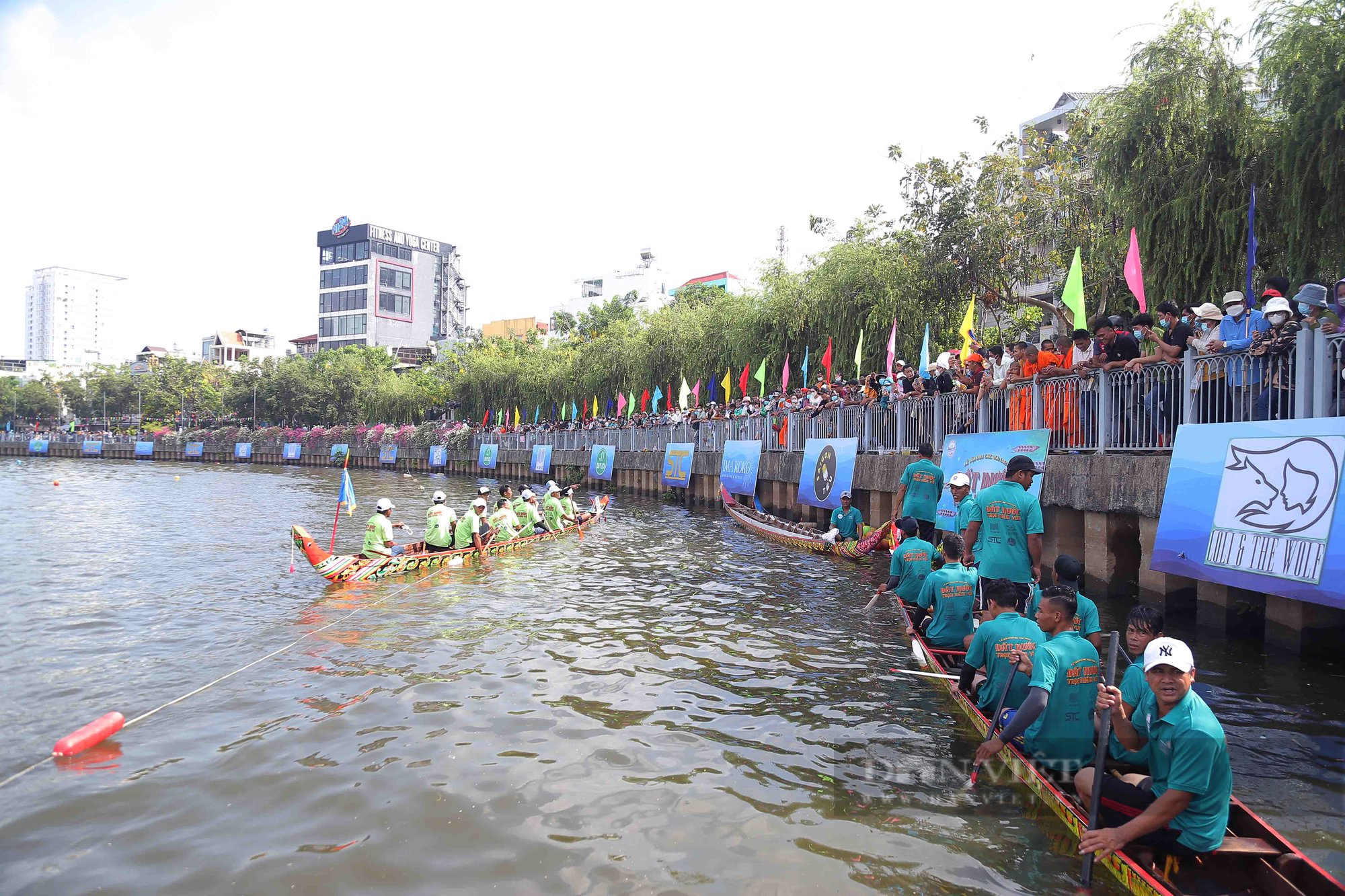 Tưng bừng Lễ hội đua ghe Ngo giữa lòng Sài thành - Ảnh 1.