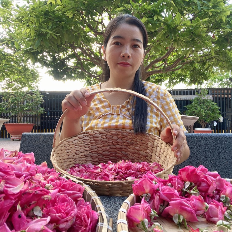 Trồng vườn hoa hồng đẹp như mơ, chị kế toán bỏ nghề ở Đồng Nai khiến cả làng thơm nức - Ảnh 1.