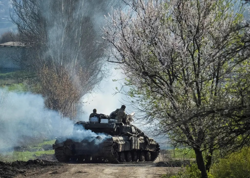 Ukraine đã có kho xe tăng, vũ khí khổng lồ đủ xuyên thủng hệ thống phòng thủ của quân Nga - Ảnh 1.