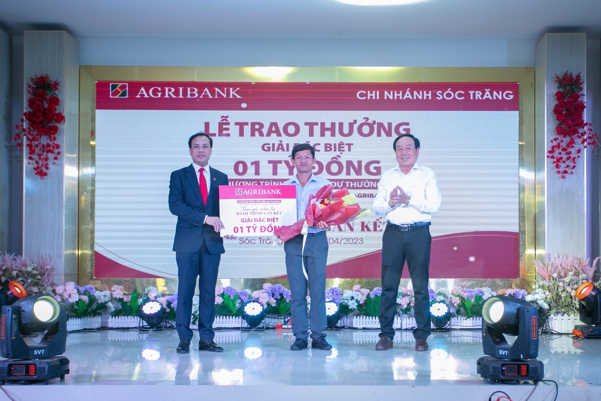 Agribank trao thưởng giải Đặc biệt 1 tỷ đồng cho khách hàng gửi tiền tại Sóc Trăng - Ảnh 1.