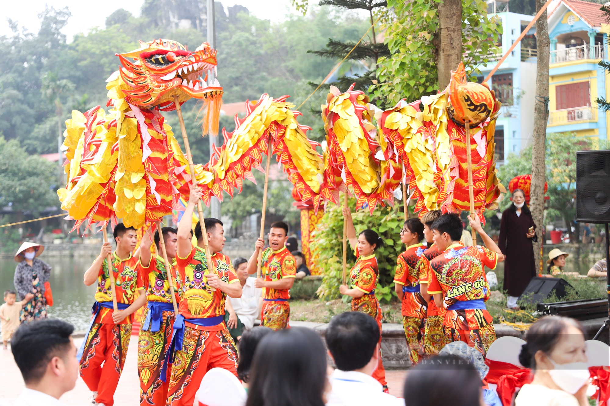 Dòng người &quot;đội nắng&quot; tham dự lễ hội tại ngôi chùa hơn 1.000 năm tuổi ở Hà Nội - Ảnh 3.