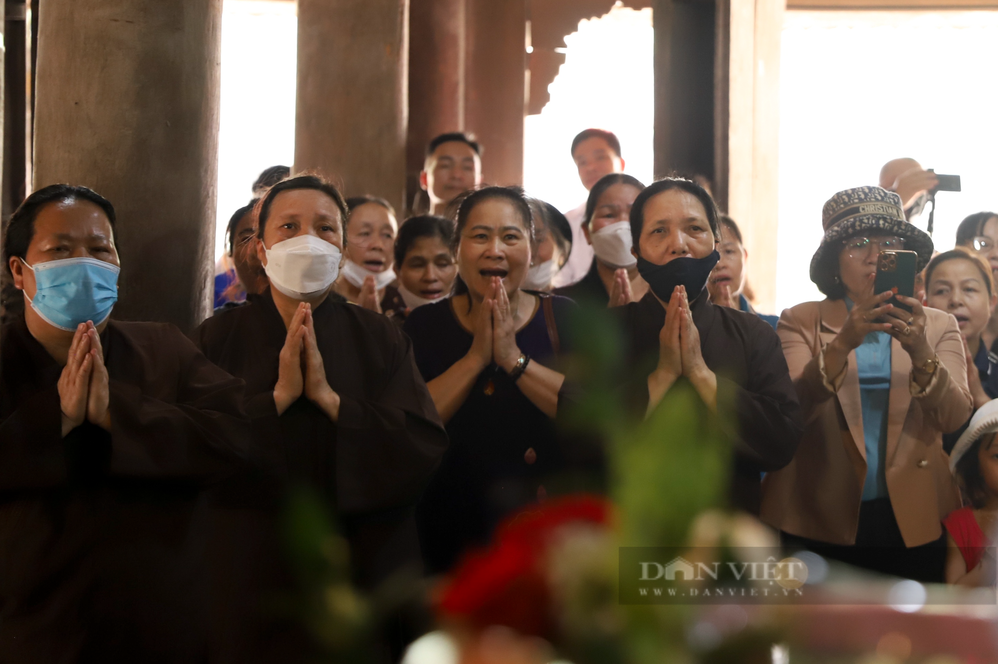 Dòng người &quot;đội nắng&quot; tham dự lễ hội tại ngôi chùa hơn 1.000 năm tuổi ở Hà Nội - Ảnh 9.