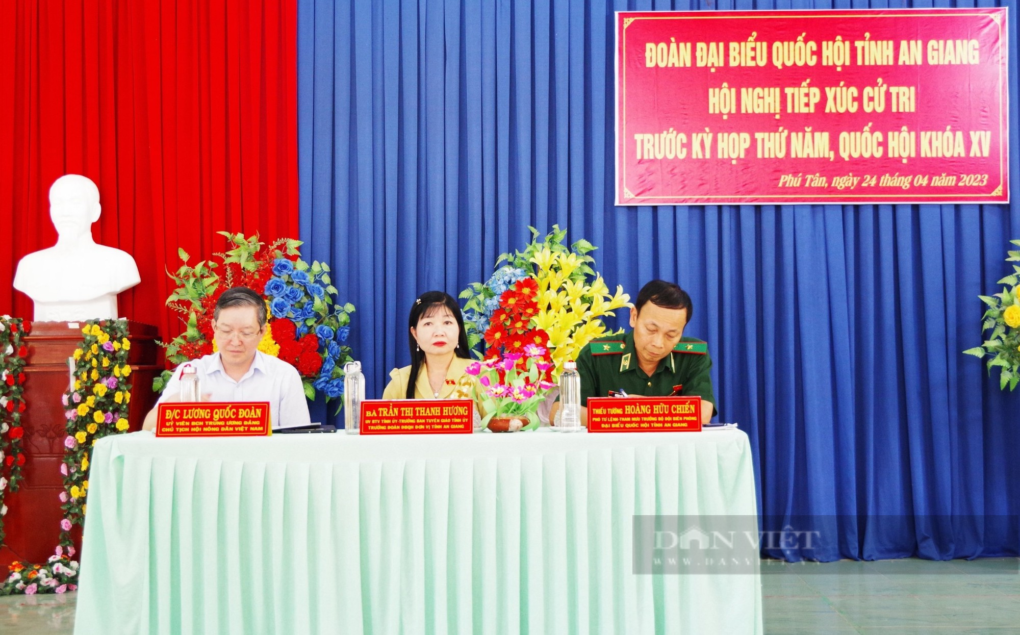 Chủ tịch Hội NDVN và đoàn đại biểu Quốc hội tỉnh An Giang tiếp xúc cử tri huyện Phú Tân - Ảnh 1.