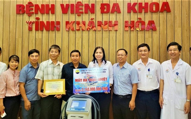 Khánh Hòa: Tặng hệ thống máy hạ thân nhiệt trị giá trên 2,1 tỷ đồng - Ảnh 1.