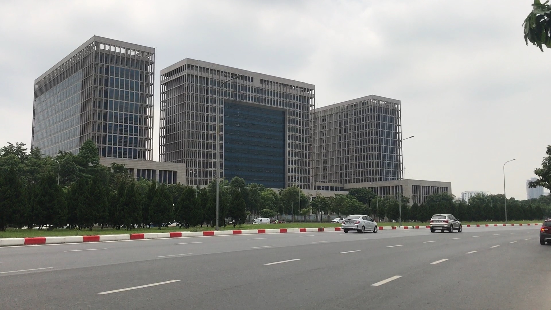 Chính phủ phê duyệt vị trí mới của 36 trụ sở Bộ, ngành với quy mô 90ha - Ảnh 2.