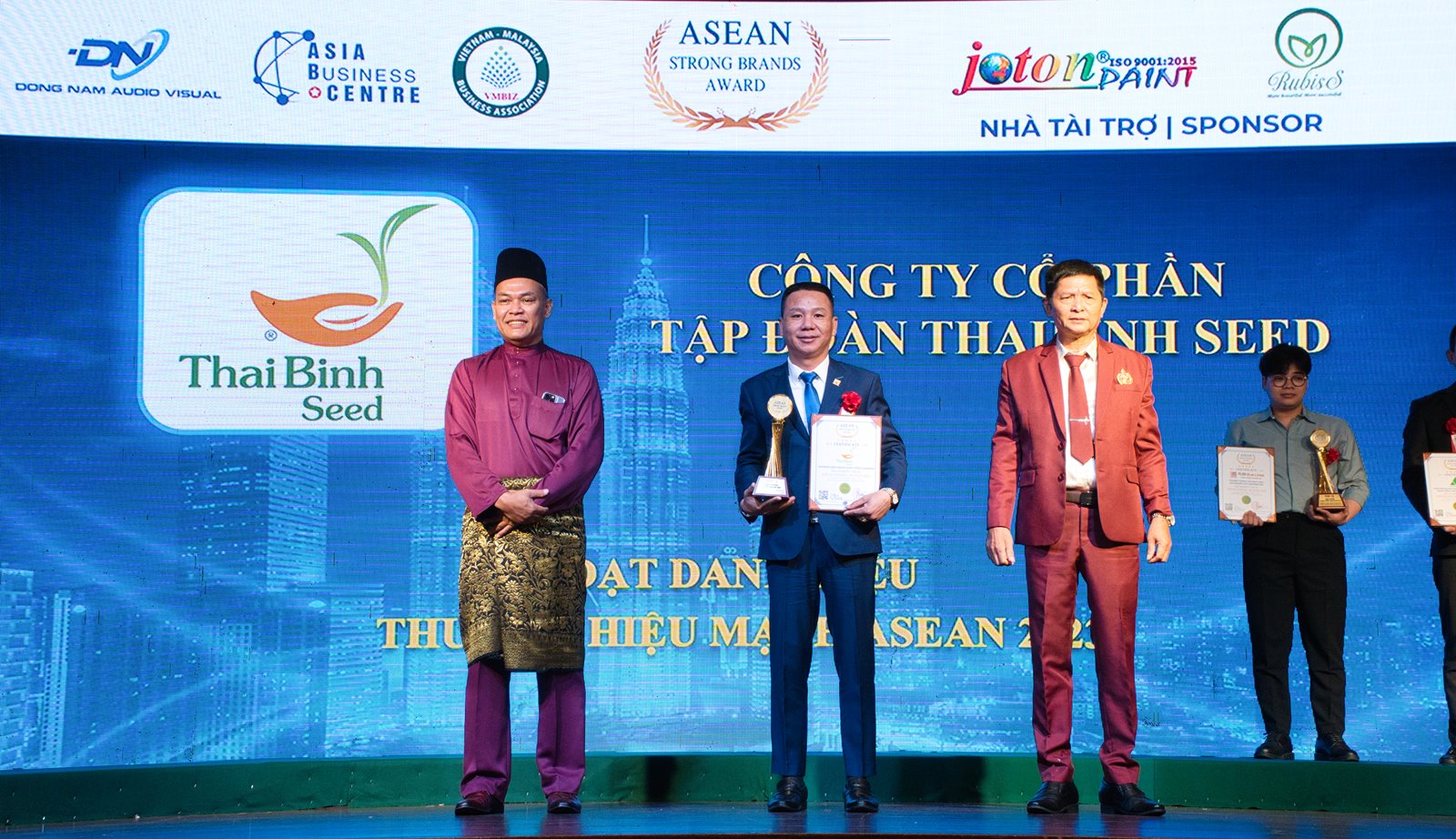 ThaiBinh Seed nhận giải thưởng Top 10 thương hiệu mạnh Asean 2023 - Ảnh 1.