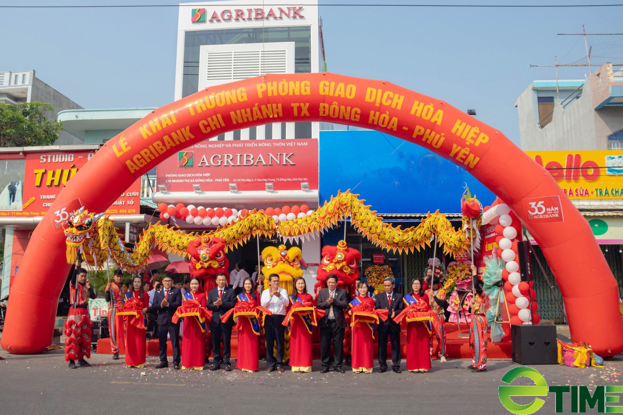 Agribank Phú Yên khai trương phòng giao dịch tại vùng biển Hòa Hiệp  - Ảnh 1.