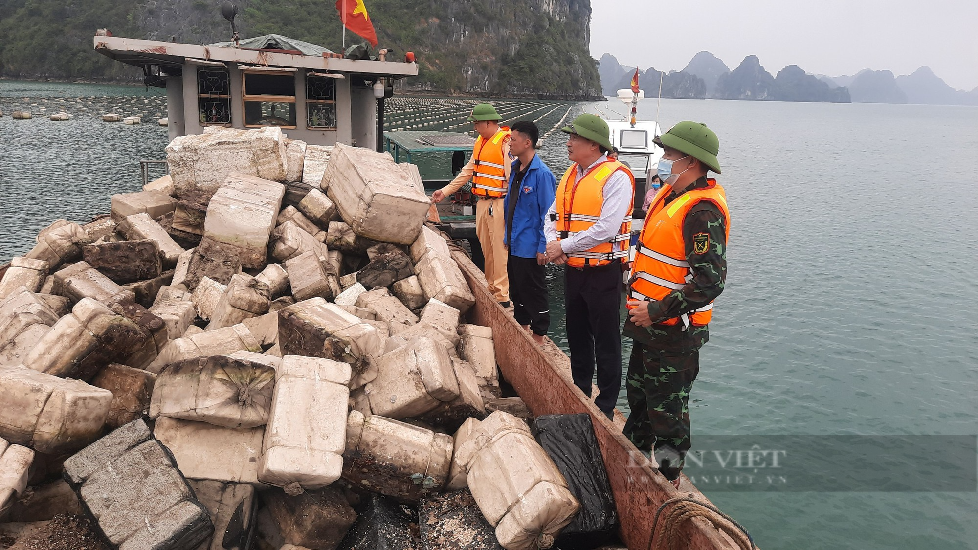 Để thu gom, xử lý phao xốp trôi nổi trên biển, huyện Vân Đồn (tỉnh Quảng Ninh)  - Ảnh 4.