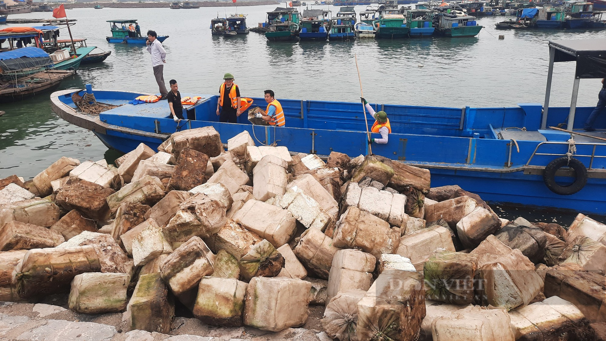 Để thu gom, xử lý phao xốp trôi nổi trên biển, huyện Vân Đồn (tỉnh Quảng Ninh)  - Ảnh 5.