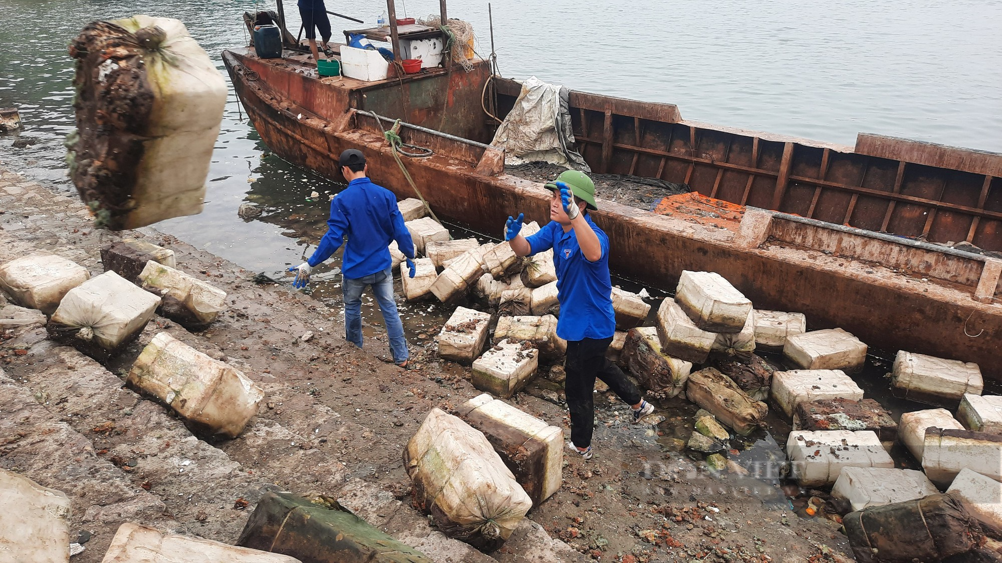 Để thu gom, xử lý phao xốp trôi nổi trên biển, huyện Vân Đồn (tỉnh Quảng Ninh)  - Ảnh 6.