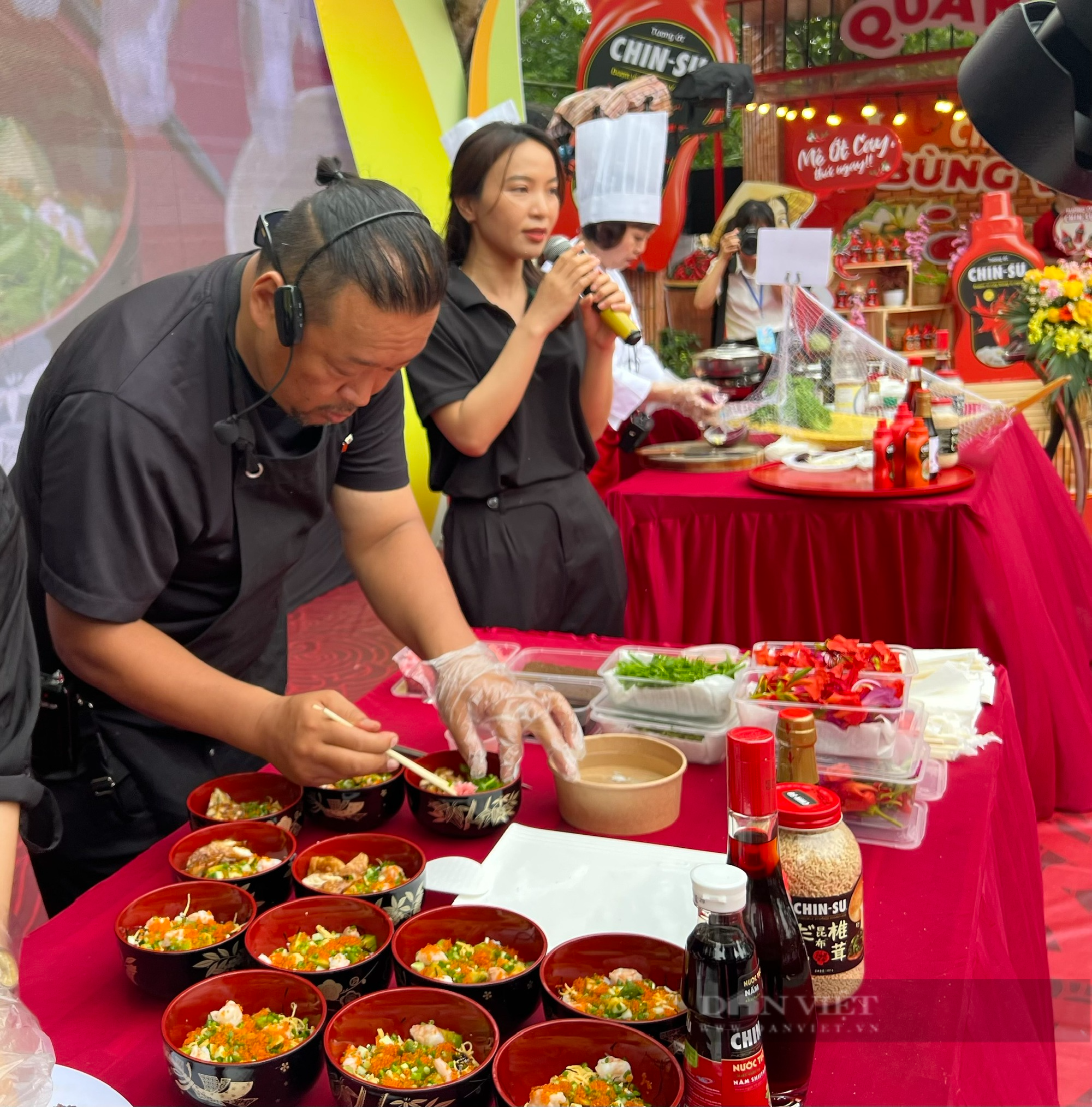 Trẩy hội Đền Hùng, xem siêu đầu bếp chế biến món ngon ẩm thực ba miền - Ảnh 4.