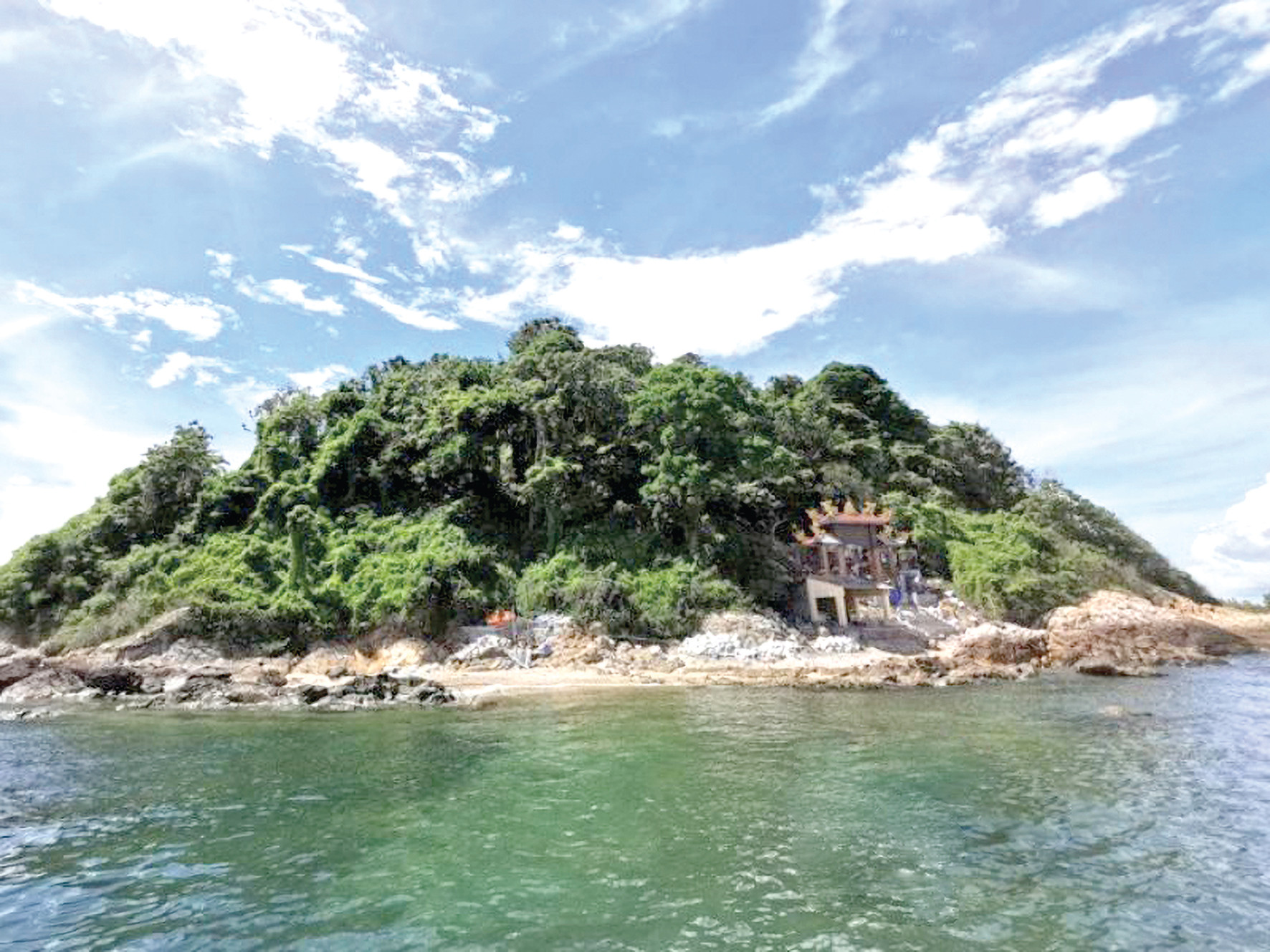 Một hòn đảo nổi tiếng biển La Gi ở Bình Thuận, nhiều người bơi ra xem thấy nhiều cảnh đẹp bất ngờ - Ảnh 1.
