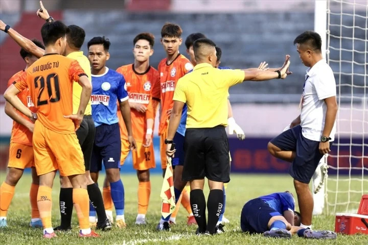 Đạp vào đầu đối thủ, tuyển thủ U20 Việt Nam đối diện án phạt cực nặng - Ảnh 2.