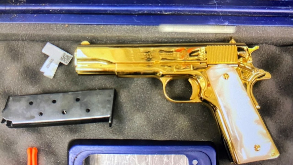 Phát hiện khẩu súng vàng trong hành lý của cô gái Mỹ - Ảnh 1.