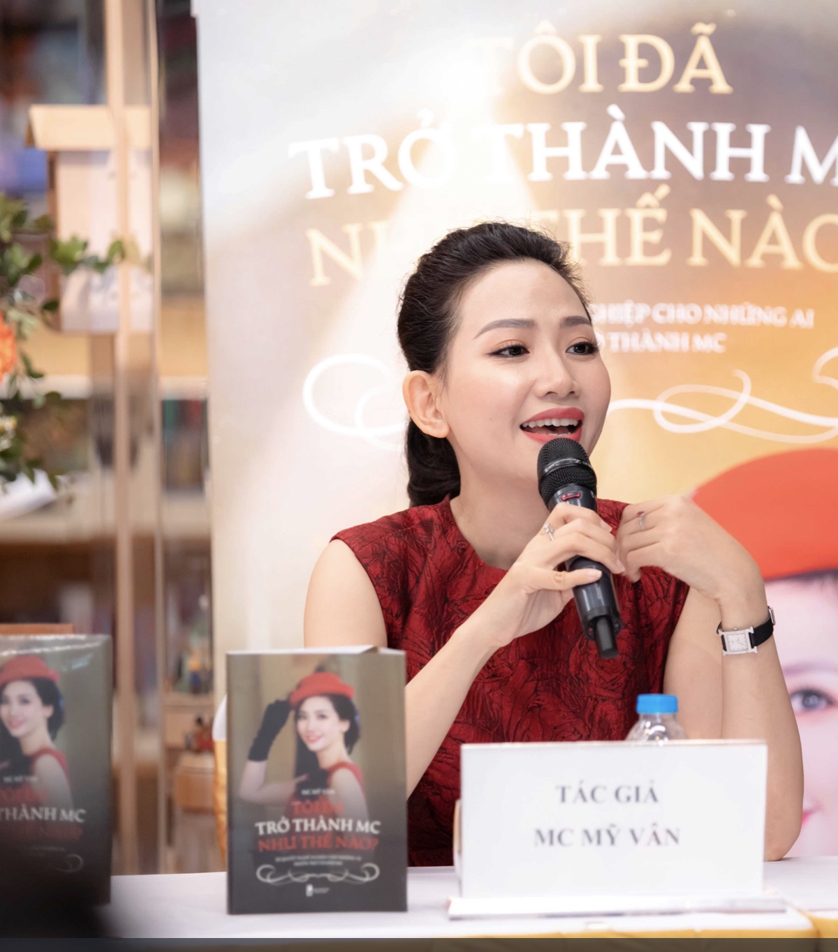 Mỹ Vân ra mắt cuốn sách đầu tiên về nghề MC tại Việt Nam - Ảnh 1.