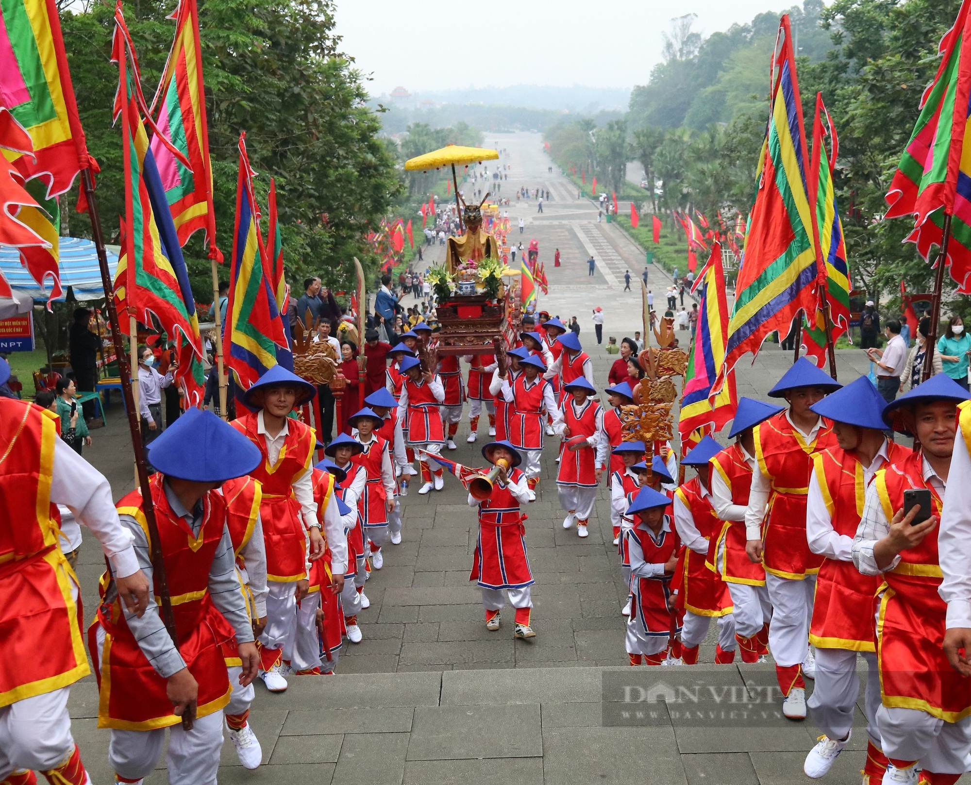 Hơn 1000 nghìn người trang phục lộng lẫy, bạt ngàn cờ, hoa, rước kiệu về Đền Hùng - Ảnh 2.