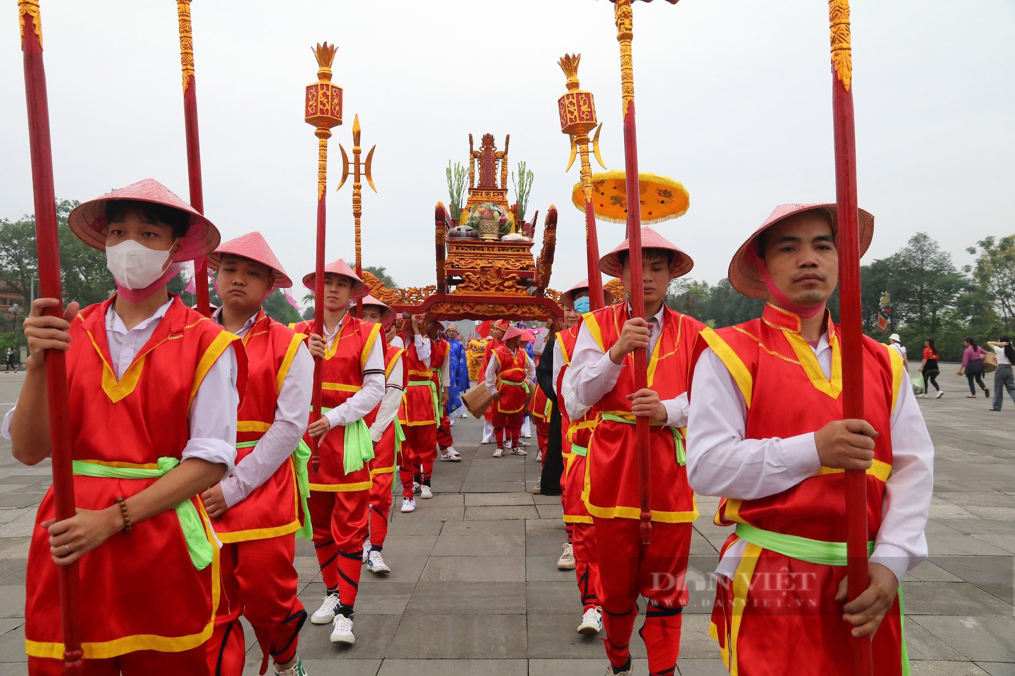 Hơn 1000 nghìn người trang phục lộng lẫy, bạt ngàn cờ, hoa, rước kiệu về Đền Hùng - Ảnh 3.