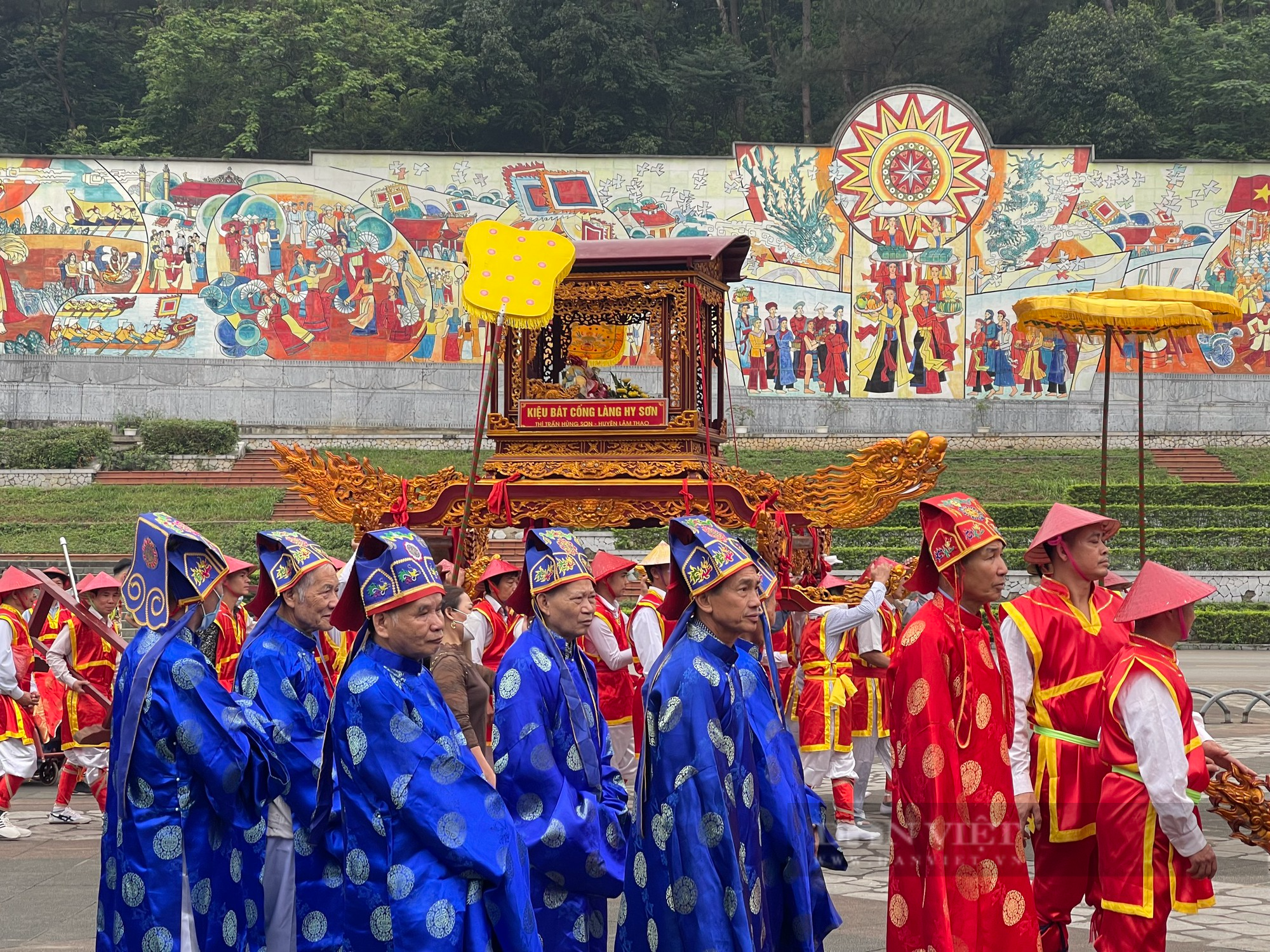 Hơn 1000 nghìn người trang phục lộng lẫy, bạt ngàn cờ, hoa, rước kiệu về Đền Hùng - Ảnh 7.