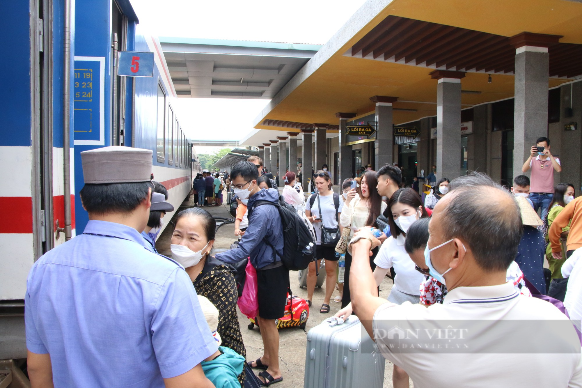 Cận lễ 30/4 - 1/5, bến xe Đà Nẵng đìu hiu, nhà ga tăng tuyến phục vụ hành khách - Ảnh 3.