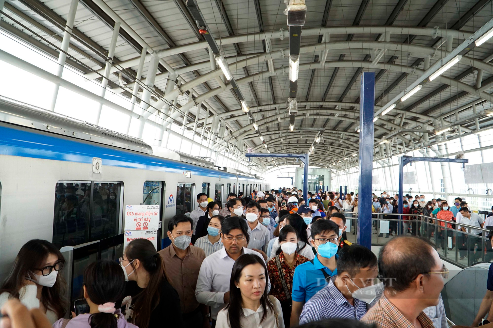 Hàng ngàn người dân vui mừng khi được đi thử tuyến Metro số 1 - Ảnh 2.