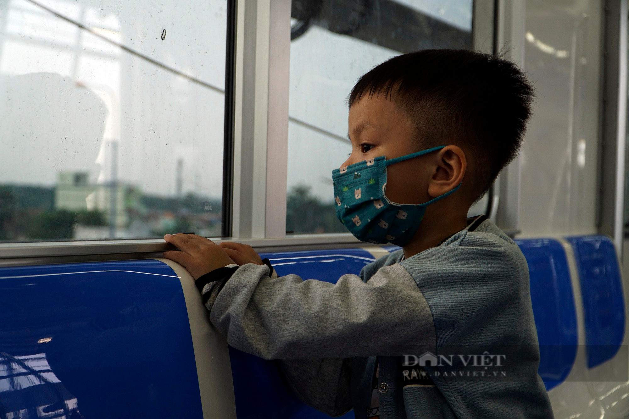 Hàng ngàn người dân vui mừng khi được đi thử tuyến Metro số 1 - Ảnh 6.