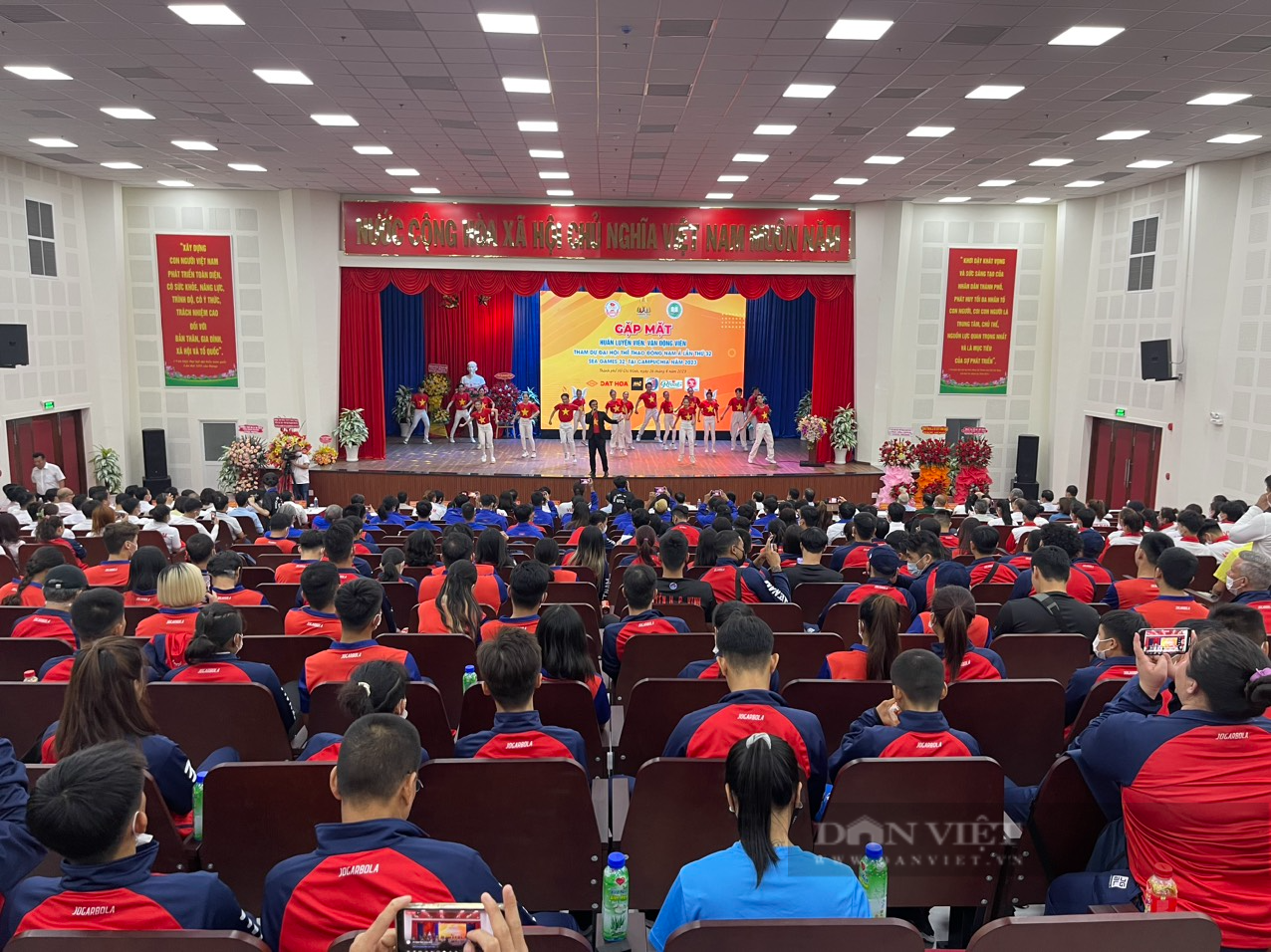 Đen Vâu tiếp lửa cho đoàn thể thao Việt Nam dự SEA Games 32 - Ảnh 1.