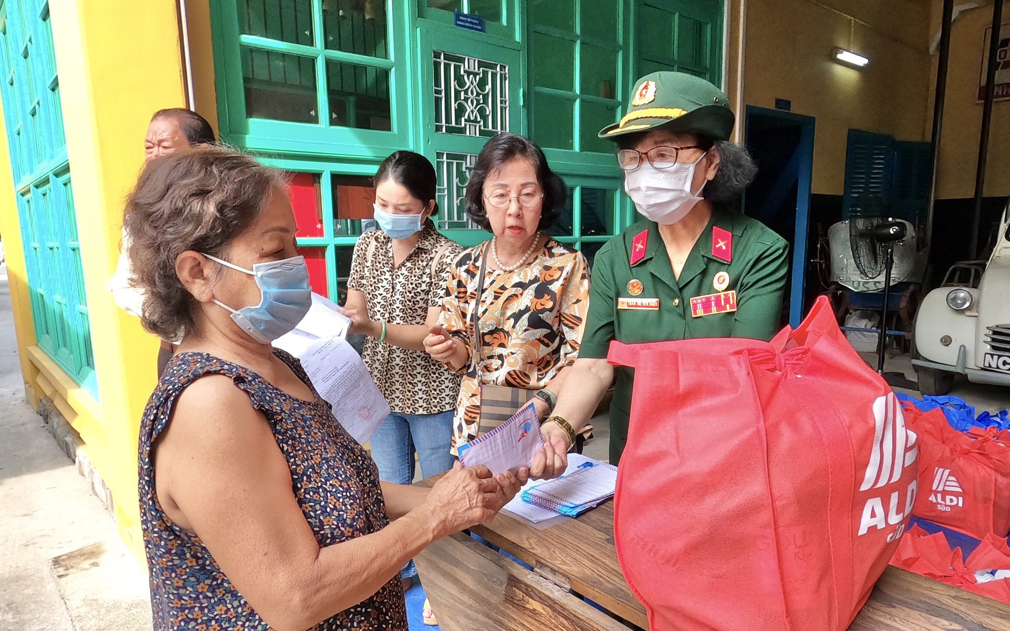 Câu lạc bộ Biệt động Quân khu Sài Gòn - Gia Định tặng quà cho người dân khó khăn