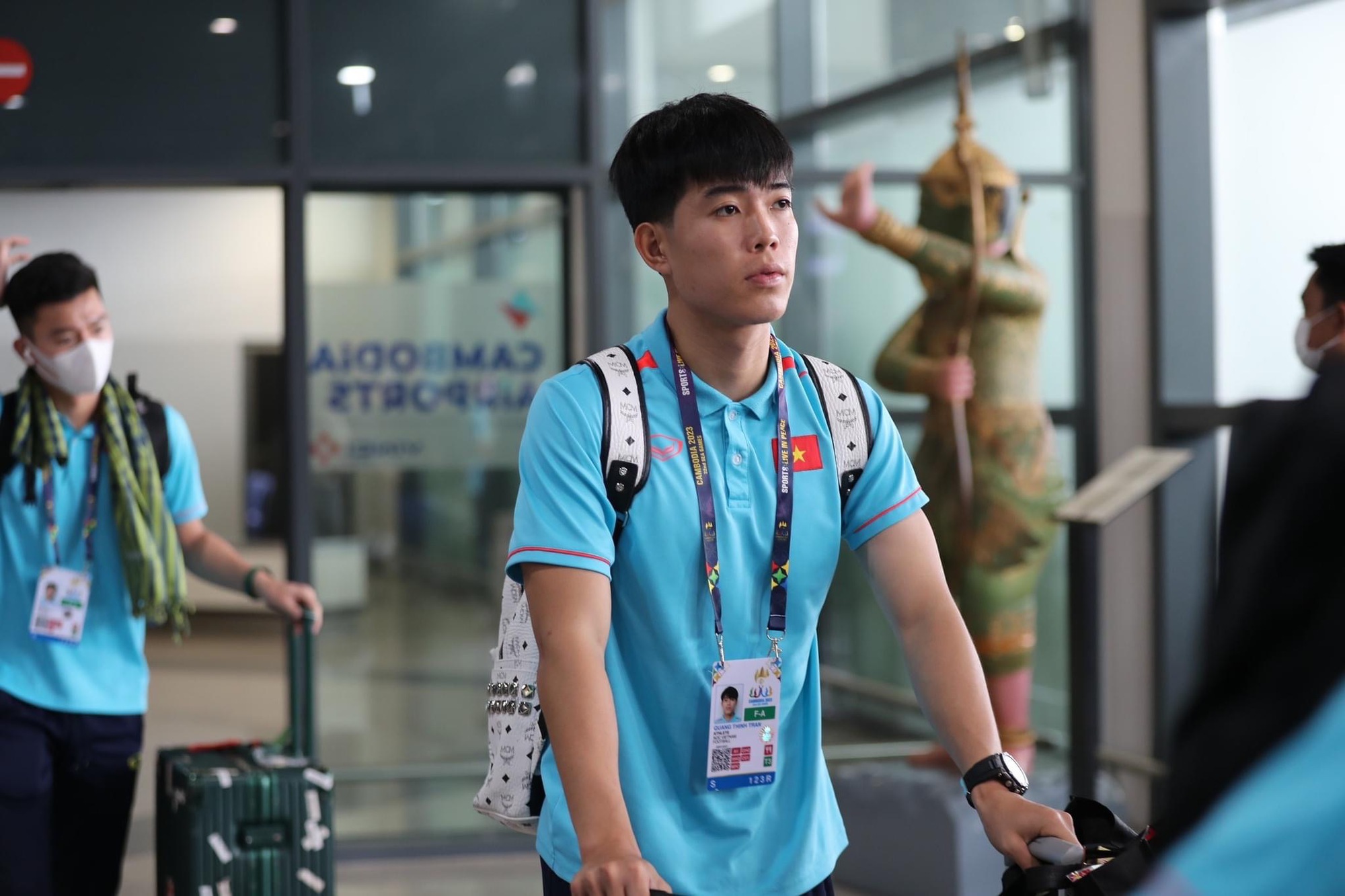 U22 Việt Nam lên đường sang Campuchia dự SEA Games 32 - Ảnh 4.