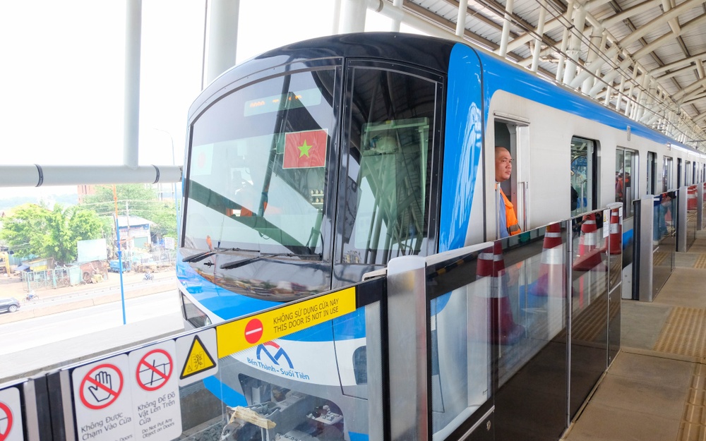 Ngắm TP.HCM trên cao từ tàu metro số 1