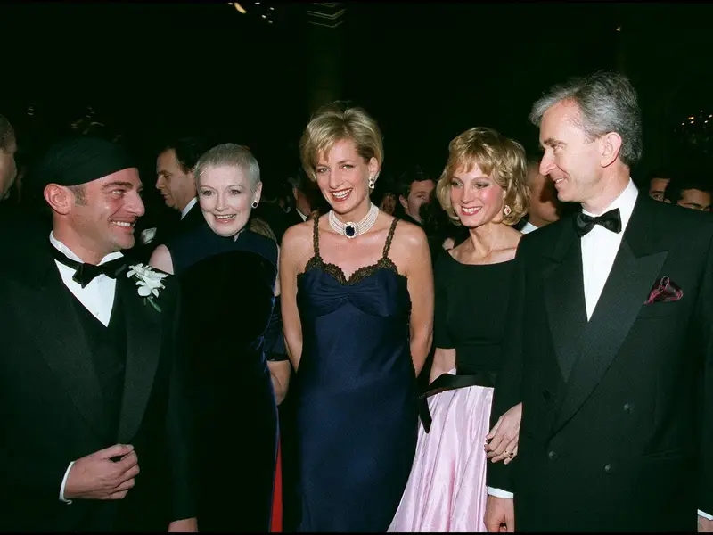 Từ trái qua: John Galliano, giám đốc sáng tạo của Dior; Biên tập viên tạp chí thời trang Anh Liz Tilberis; Diana, Công nương xứ Wales; Helene Mercier và Bernard Arnault vào năm 1996. Hình ảnh Getty.