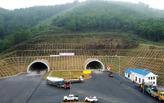 200km cao tốc Bắc - Nam thông xe dịp 30/4: Vì sao không có làn dừng khẩn cấp, trạm dừng nghỉ? - Ảnh 1.