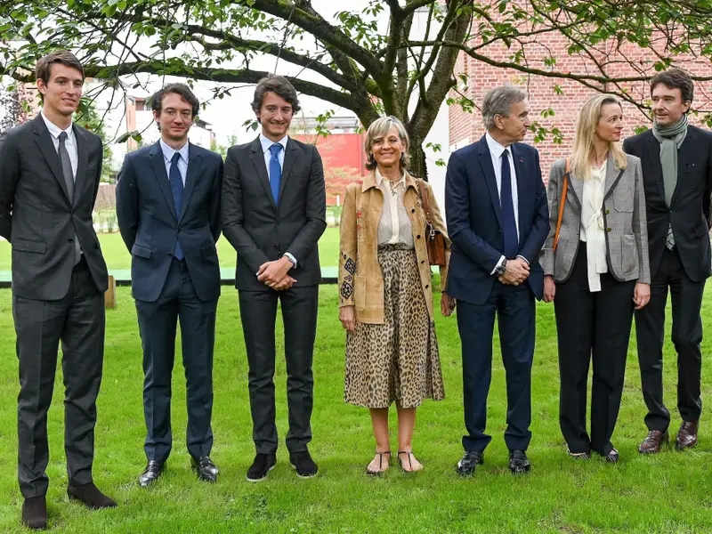 Arnault có năm người con: hai người với người vợ đầu tiên và ba người với người vợ hiện tại. Ảnh: @AFP.