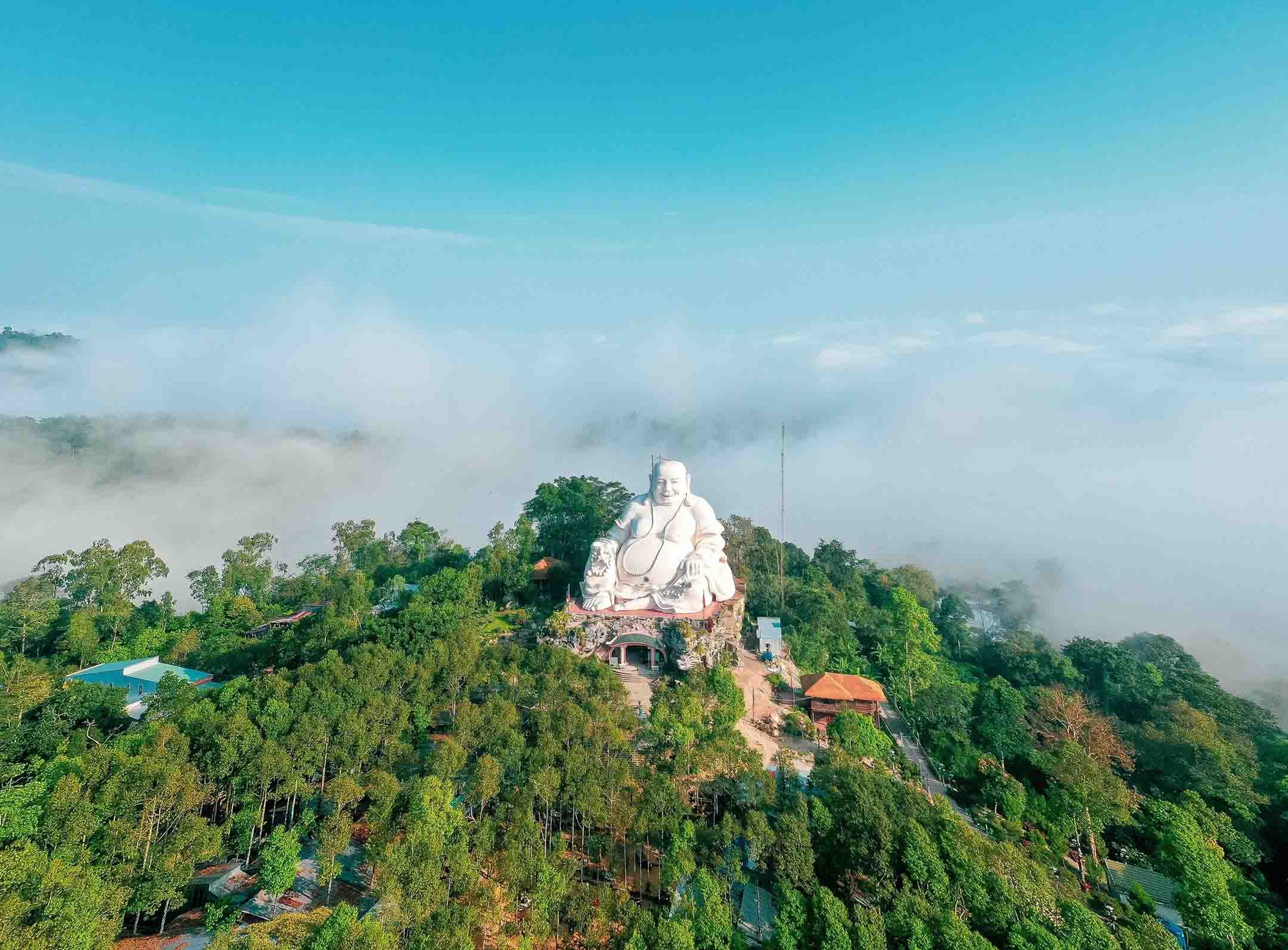 Chiêm bái tượng Phật trên đỉnh núi lớn nhất châu Á   - Ảnh 1.