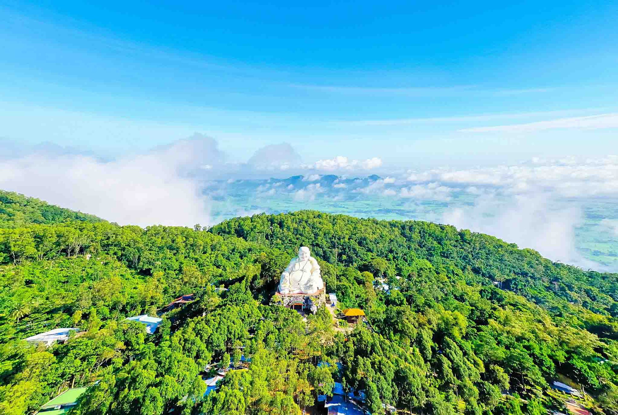 Chiêm bái tượng Phật trên đỉnh núi lớn nhất châu Á   - Ảnh 4.