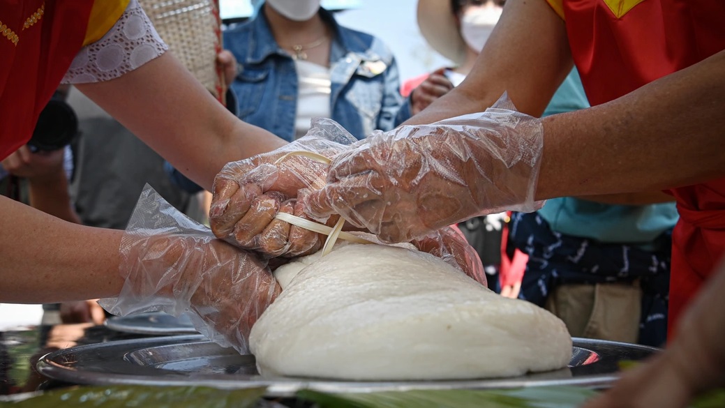 Đua tài thi làm bánh chưng, bánh giầy trong Lễ hội Đền Hùng 2023 - Ảnh 7.