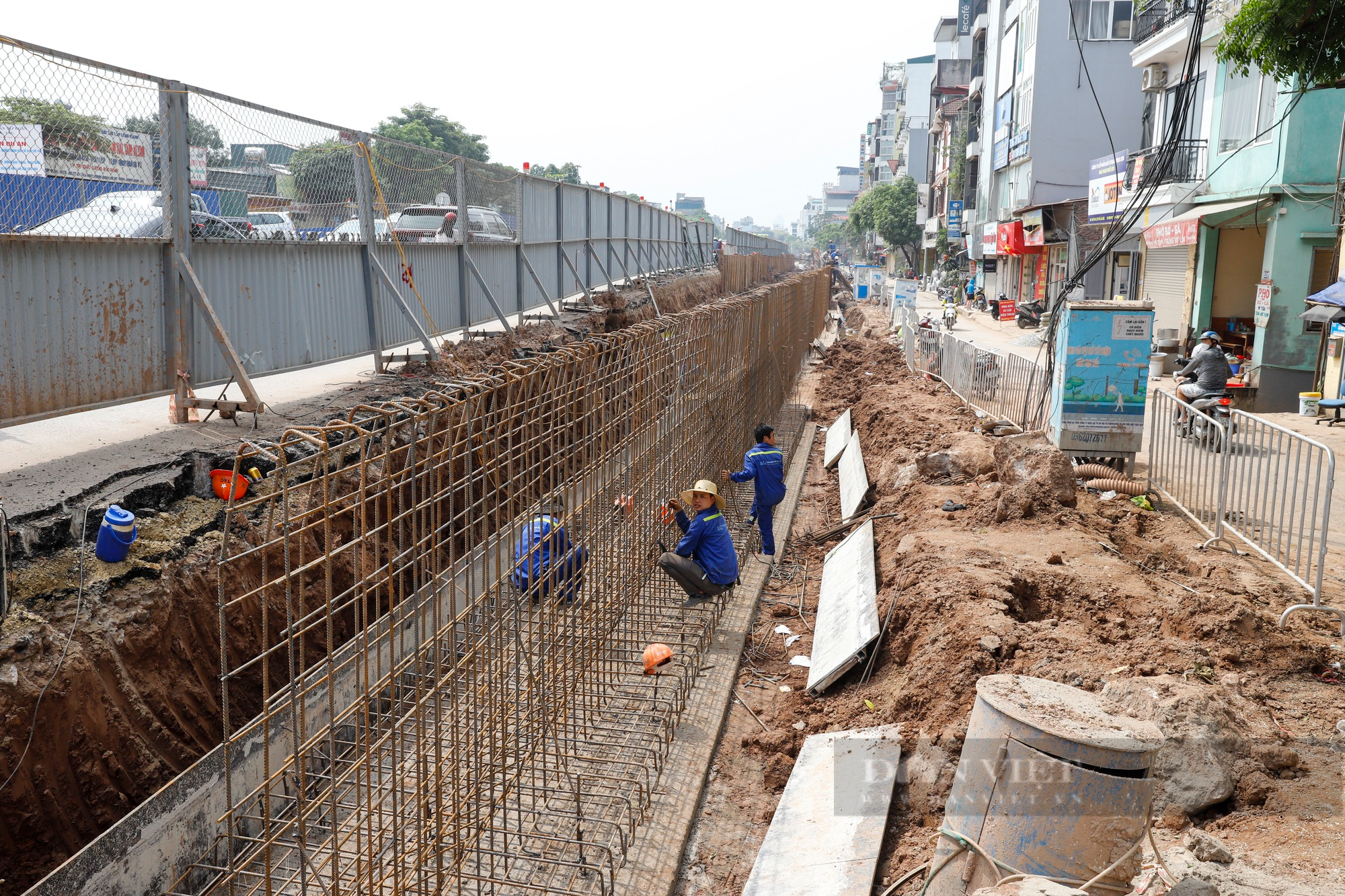 Hạ cốt đê điều cấp đặc biệt để mở rộng đường huyết mạch ra sân bay Nội Bài - Ảnh 1.